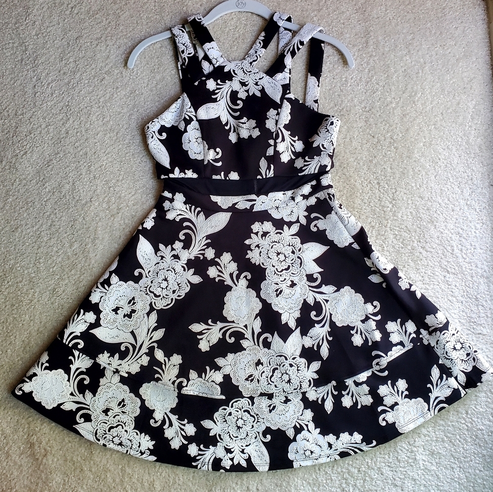 Emerald Sundae Floral Black and White Dress Size S
